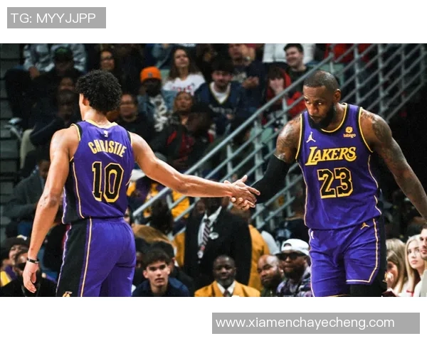 湖人对阵鹈鹕最新比赛精彩回顾与赛后分析全景呈现